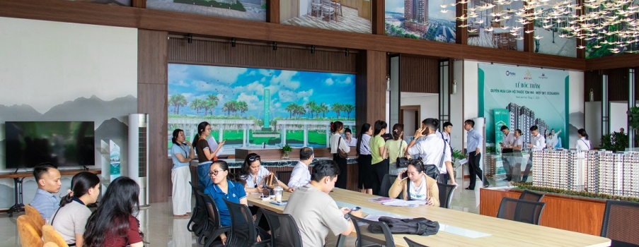 NGÀY ĐẦU TIẾP NHẬN HỒ SƠ TÒA E1 - EAST SKY: ĐÔNG ĐẢO KHÁCH HÀNG ĐẾN ĐĂNG KÝ